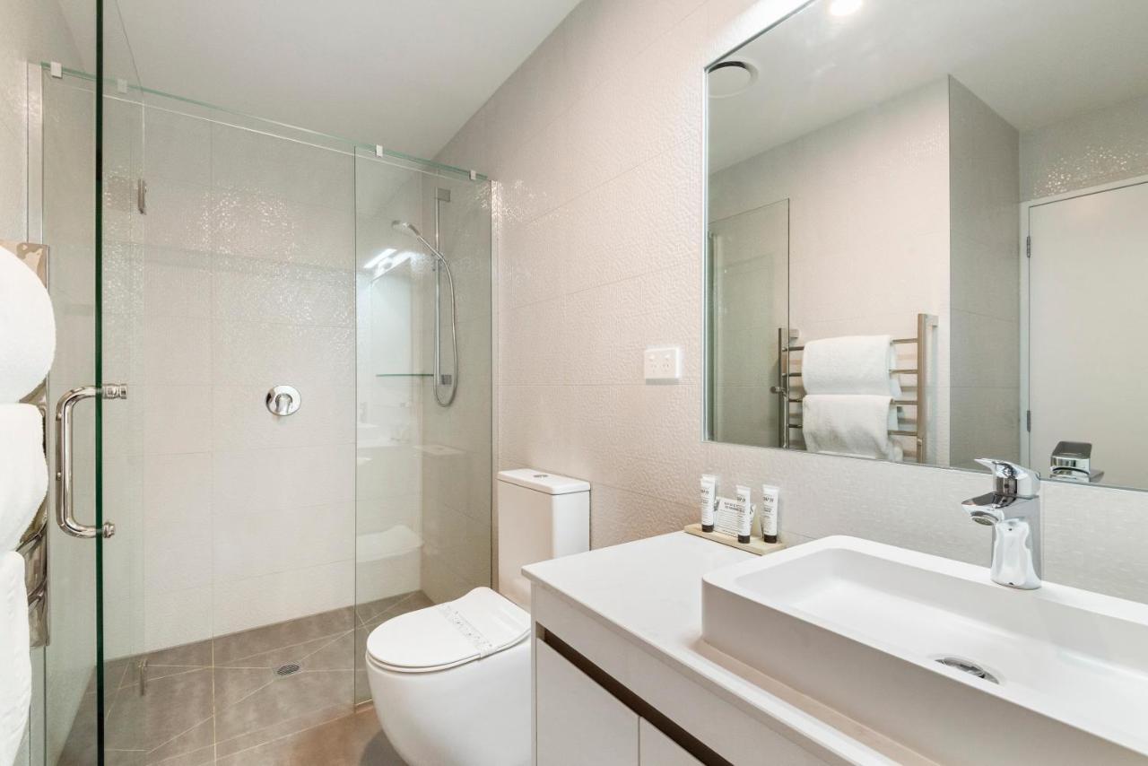 Fernz Motel & Apartments Birkenhead Auckland Eksteriør bilde A modern bathroom
